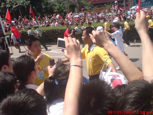 非凡娱乐集团员工喜迎奥运圣火