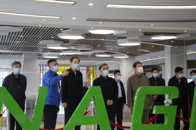 天下人大常委会副委员长艾力更?依明巴海到非凡娱乐通州项目开展科普法执法检查